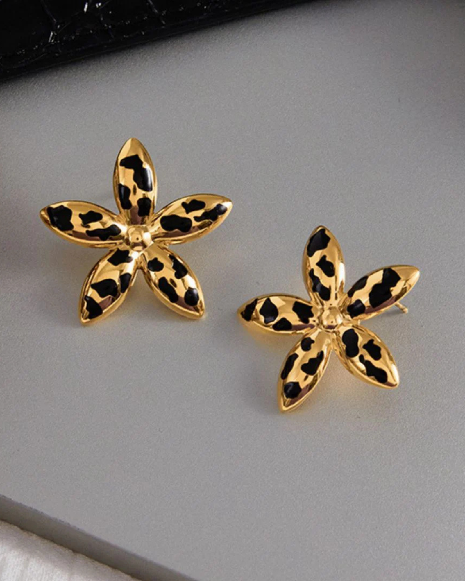 Noir Bloom Earrings - Image 3